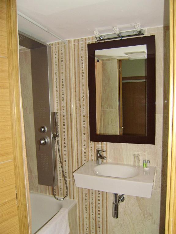 Hostal Miguel Angel 马德里 外观 照片